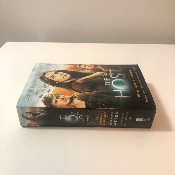 Lot of 3 Stephanie Meyer Paperback Books The Host 2013, Twilight & New Moon PB - Picture 4 of 15
